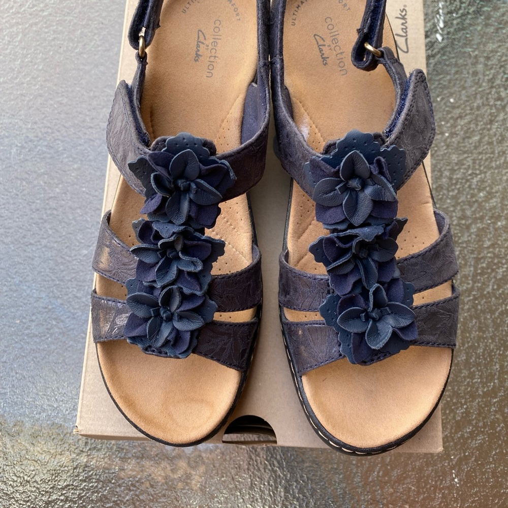 Navy 8.5 Clarks Sandals. Mint condition,Worn once.